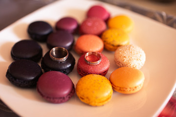 wedding rings on the macaroon