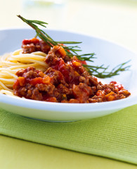 Spaghetti  mit Soße von Bolognese auf weißen Teller. Close up