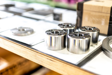 Edelstahl Metallzylinder auf dem Arbeitsplatz in der Fabrik