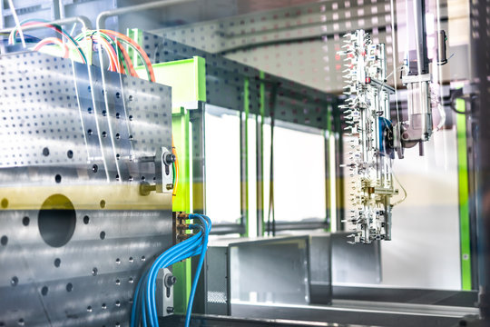 Industrie - Moderne Anlage - Industrielle High Tech Spritzguss Maschine / Spritzgusswerkzeug in der Fabrikhalle