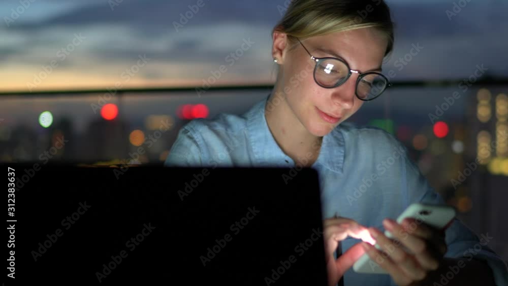 Aufkleber skilled content manager of web project in social networks searching ideas for publicate text connect