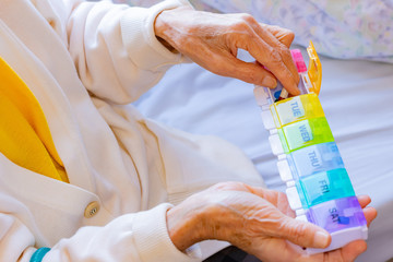 1週間用薬ケース　カプセル薬　老人　シニア　イメージ