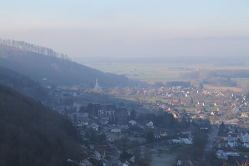 Vue sur le petit village de Vieux-Ferrette depuis un piton rocheux