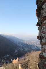 Vue sur le petit village de Vieux-Ferrette depuis un piton rocheux