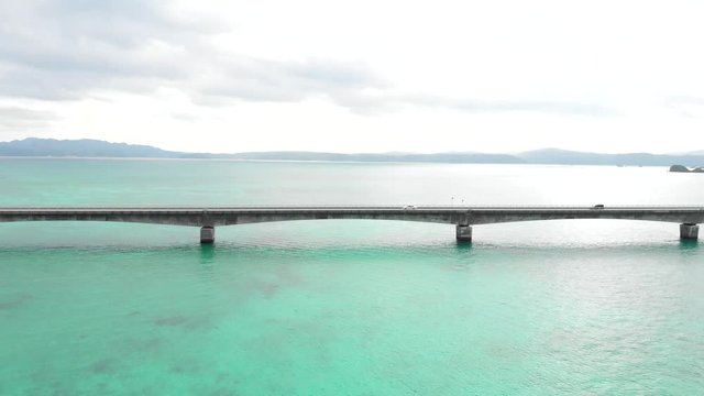海を跨ぐ古宇利大橋をドローンで空撮