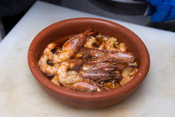 gambas al ajillo tapa tipica andaluza al horno y con aceite
