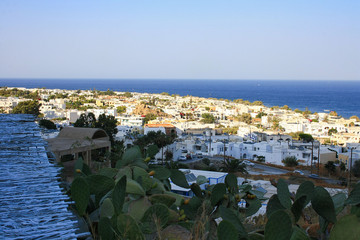 Krajobraz Santorini - miasteczko Kamari, opuncje i morze © Monika