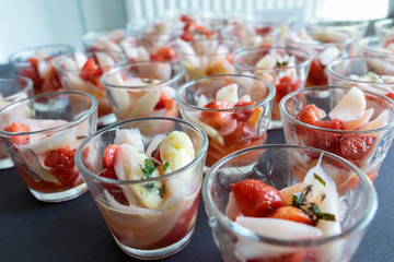 Büffet mit Obstdessert in Gläsern