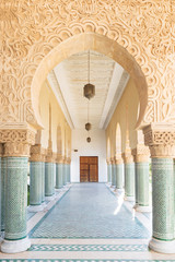 Traditionele en typisch Marokkaanse architectonische details. Moskee in Kenitra, provincie West Chrarda Beni Hussein, Marokko. Bouwdetail, zonnige dag.