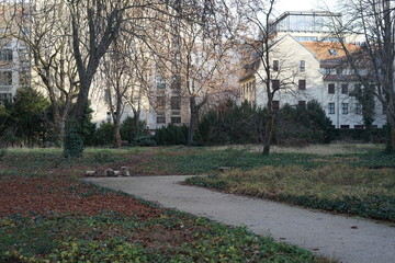 Weg auf dem Areal des Alten Jüdischen Friedhofs in der Großen Hamburger Straße (Berlin)