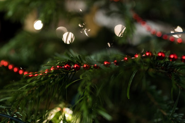 rote Kugelkette am Weihnachtsbaum