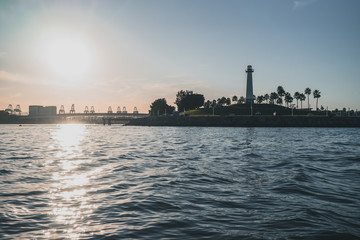 Obraz premium sunset behind a lighthouse in Los Angeles USA