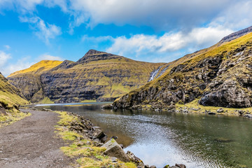 Fototapeta premium Ut a Lonna - the route from the village Saksun at Streymoy