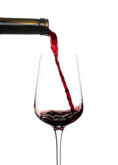 Nalewanie czerwonego wina na białym tle