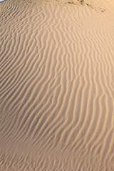 Wellenrippeln auf einer Sandhalde