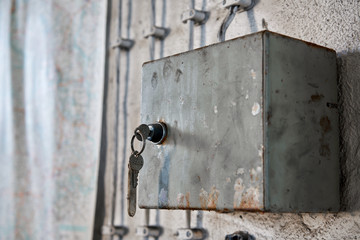 Sicherungskasten an der Wand einer verlassenen Fabrik in Magdeburg