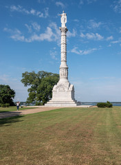 Obraz premium Column at Yorktown in Virginia, USA, commemorating surrender of British troops after battle
