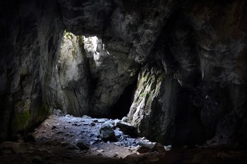 Eingang zur Höhle Jaskinia Raptawicka in der polnischen Tatra