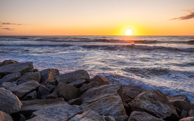 bonito pôr do sol na praia 