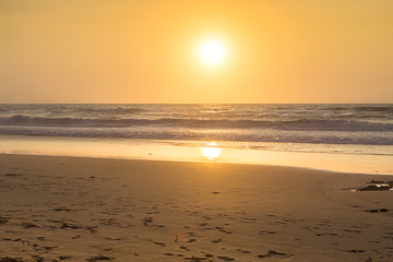 Fototapeta na wymiar Beautiful sunset over the ocean