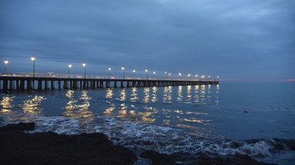 Obraz premium Wooden pier in Gdynia Orlowo in the early morning, just before sunrise.