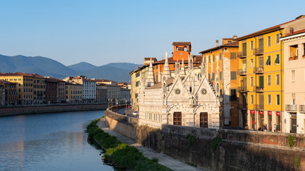 Obraz premium View of Arno River and Santa Maria della Spina Church, Pisa, Tuscany, Italia