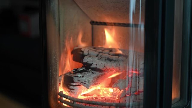 Kaminfeuer mit Feuerholz im Kaminofen
