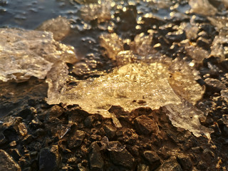 Eisstücke im Licht der warmen Wintersonne