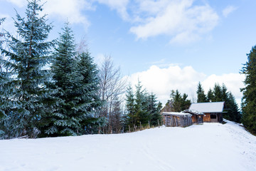 kleine Holzhütte mit Schnee am Tegelberg