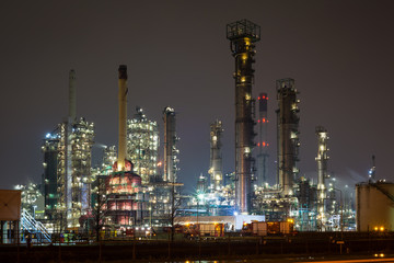 Fototapeta premium Oil refinery in the port of Rotterdam, Netherlands at night