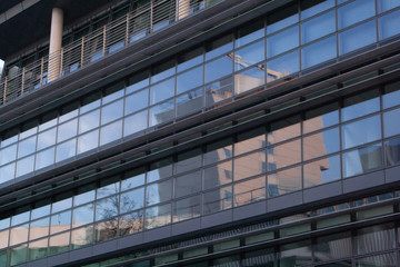 Fototapeta na wymiar Glasfassade und Fenster vom Bürogebäude in Düsseldorf im Medienhafen, moderner Stadtteil bei Sonnenuntergang