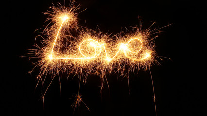 Love, Liebe geschrieben mit einer Wunderkerze, Leuchtschrift funkelt