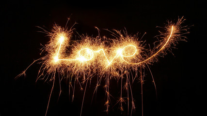 Love, Liebe geschrieben mit einer Wunderkerze, Leuchtschrift funkelt