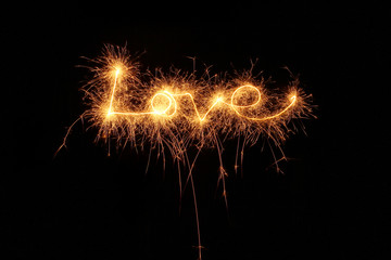 Love, Liebe geschrieben mit einer Wunderkerze, Leuchtschrift funkelt