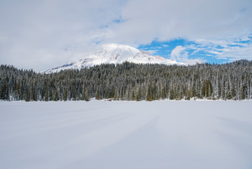 Fototapeta na wymiar Snow covered reflection lake