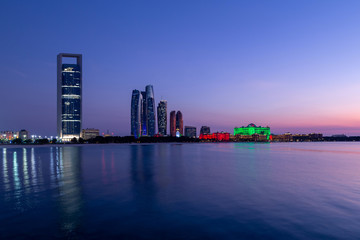 Obraz premium Abu Dhabi skyline at the sunset