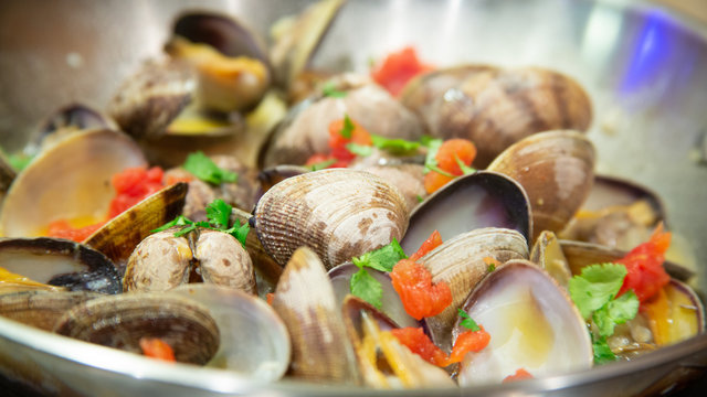 Steamed clams in garlic white wine broth