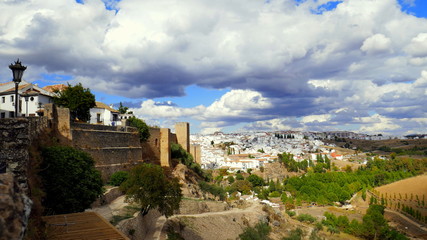 herrliche Landschaft um Ronda mit alter Festung und weißen Häusern unter lebhaftem Wolkenhimmel