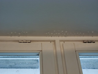 water condensation due to thermal bridge