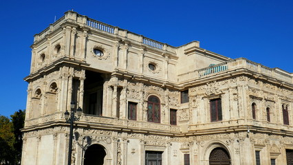 herrlich verziertes Rathaus im Renaissancestil in Sevilla vor tiefblauem Himmel