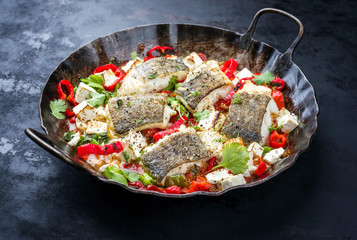 Traditioneller gebratener griechischer Kabeljau Fisch Eintopf  mit Feta Käse und Gemüse als...