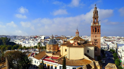 schöner Blick von oben auf die Stadt Cramona in Spanien mit der Kirche San Pedro