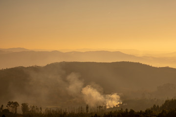 Fototapeta premium Bonita paisagem quente com montanhas