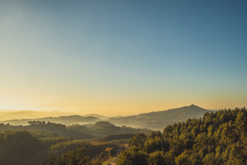 Bonita paisagem natural quente com vegetação e montanhas