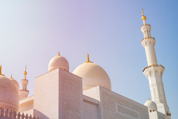 Fototapeta na wymiar View of the beautiful Sheikh Zayed Grand Mosque, Abu Dhabi on a sunny day, United Arab Emirates