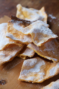 Prophetenkuchen, Huckelkuchen auf Tisch