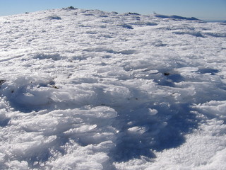 Paisaje nevado senderismo en hielo  Peñalara Madrid