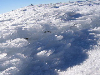 Paisaje nevado senderismo en hielo  Peñalara Madrid