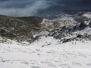 Paisaje nevado senderismo en hielo  Peñalara Madrid