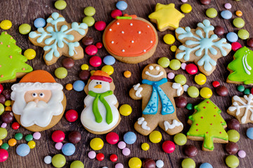 Obraz premium Christmas Gingerbread Man Cookies on a Wooden Background .Christmas Food